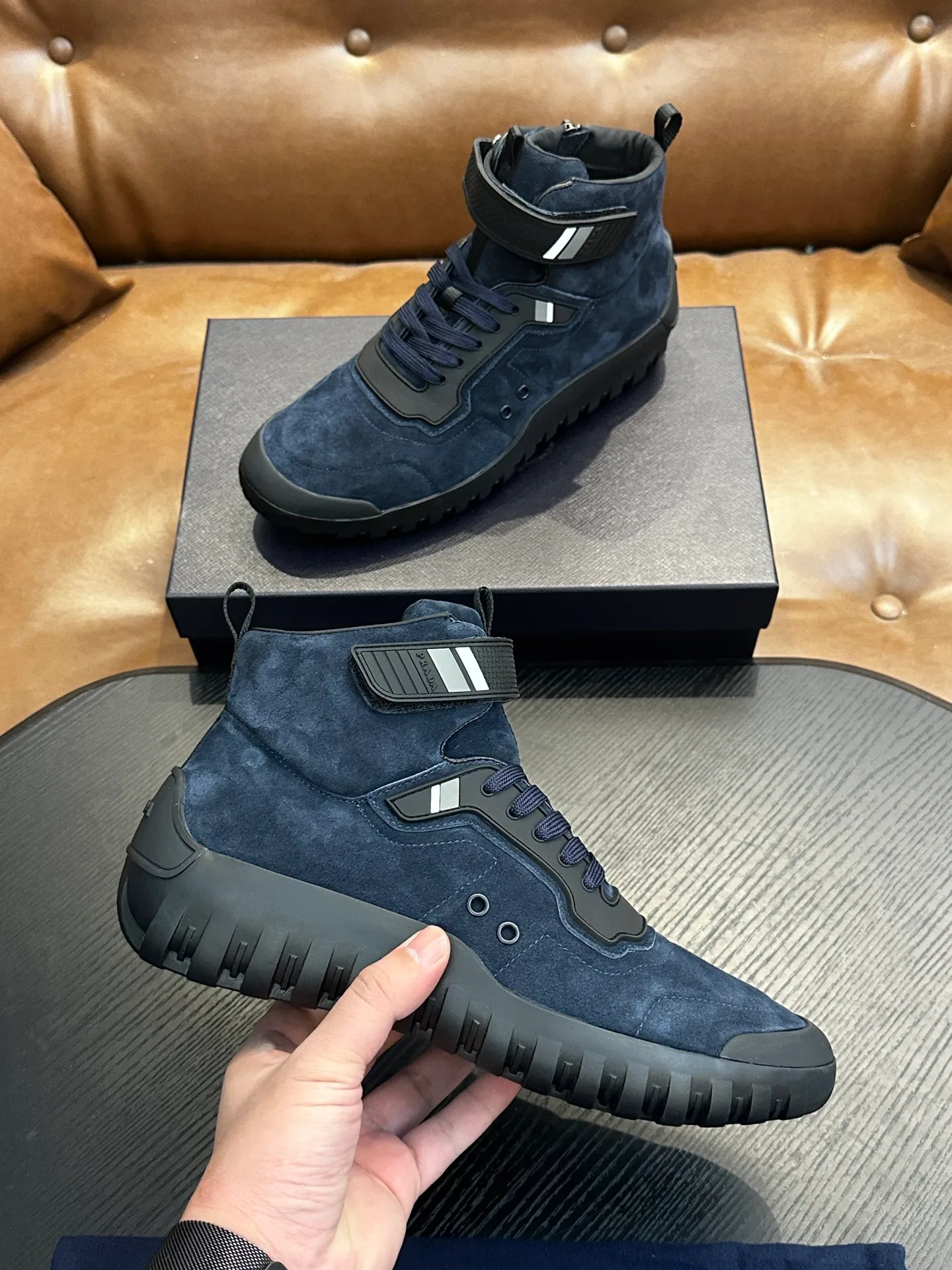 [ PRADA ] Top P: 880💰 ▪️Size: 39-44 (customized at 38.45) Prad*Prada (Mauri order can be made) new men's nylon fabric sneakers This casual sneaker combines elegant and innovative design. It is made of nylon stretch fabric and has a slip-on design. The upper strap is equipped with an adjustable metal buckle, and the letters "PRADA" are eye-catching on the side of the shoe. Comes with full original packaging!